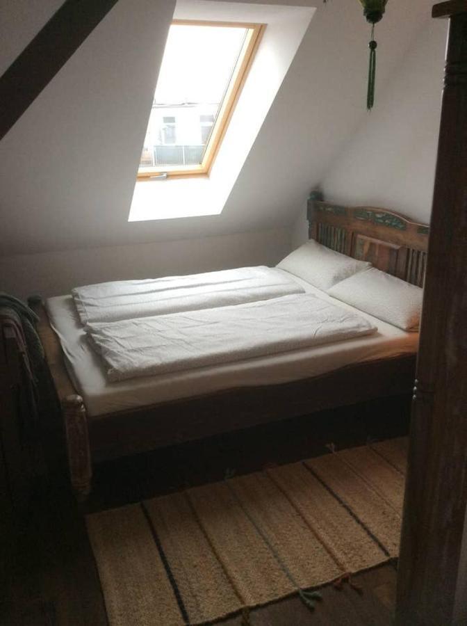 Helle Dachgeschosswohnung Fuer 8 Personen In Zentraler Lage Berlin Bagian luar foto