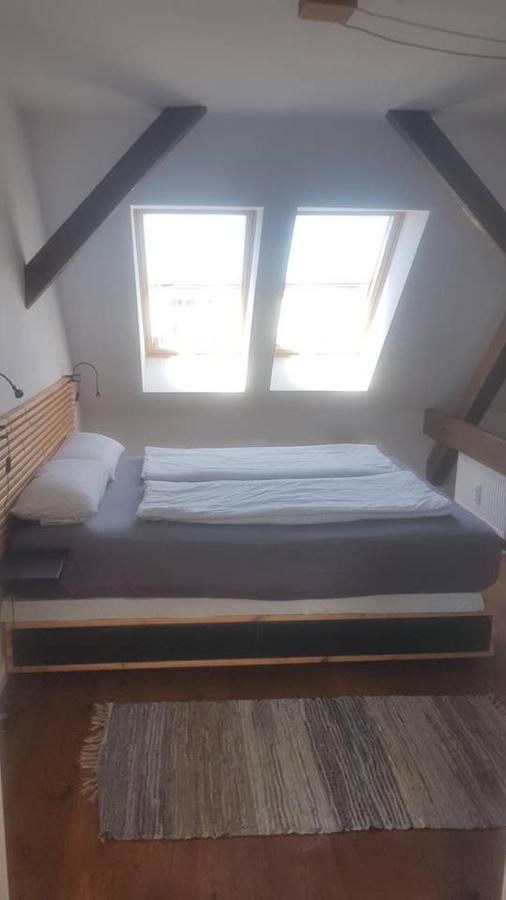 Helle Dachgeschosswohnung Fuer 8 Personen In Zentraler Lage Berlin Bagian luar foto