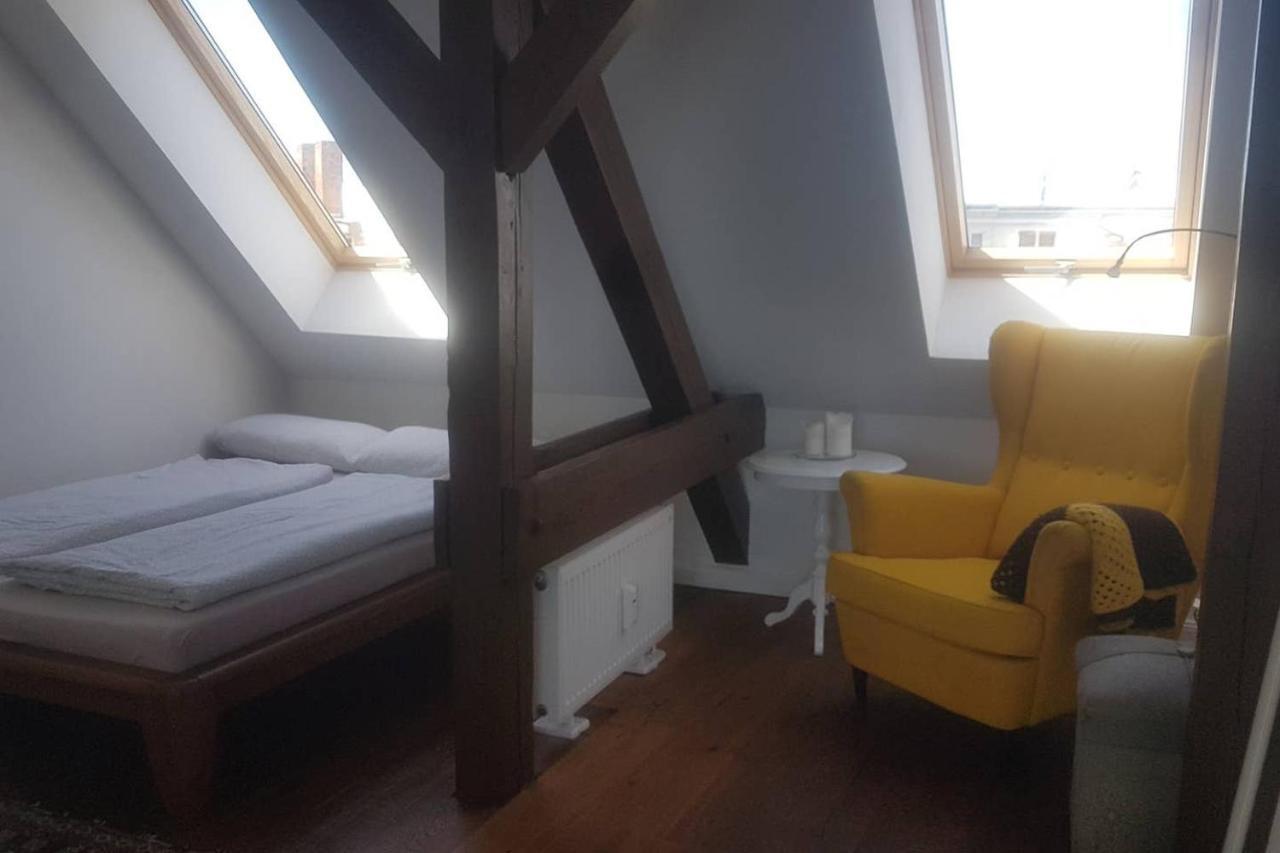 Helle Dachgeschosswohnung Fuer 8 Personen In Zentraler Lage Berlin Bagian luar foto